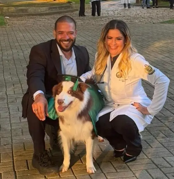Daniel com sua família e o cachorro
